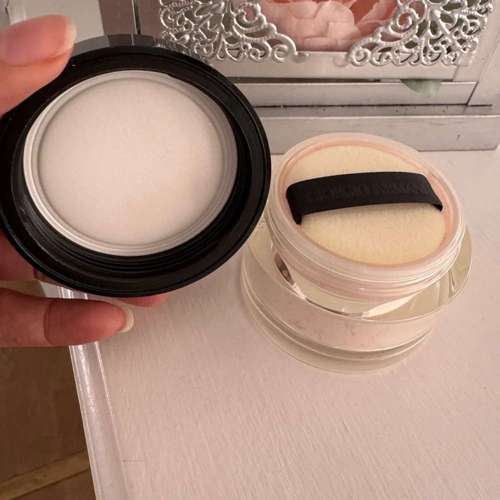 Giorgio Armani Loose Setting Powder with Black Lid and Cream Puff